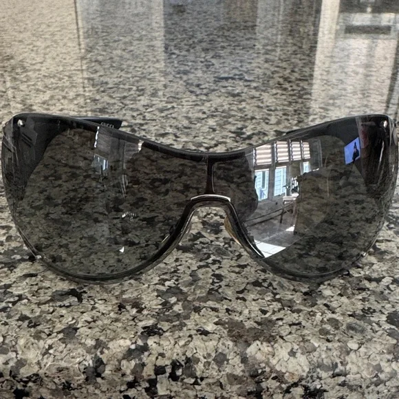 Gucci Glossy Black Sunglasses - Picture 1 of 7